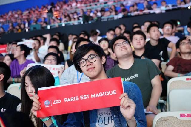 试图挥拳击 试图挥拳击